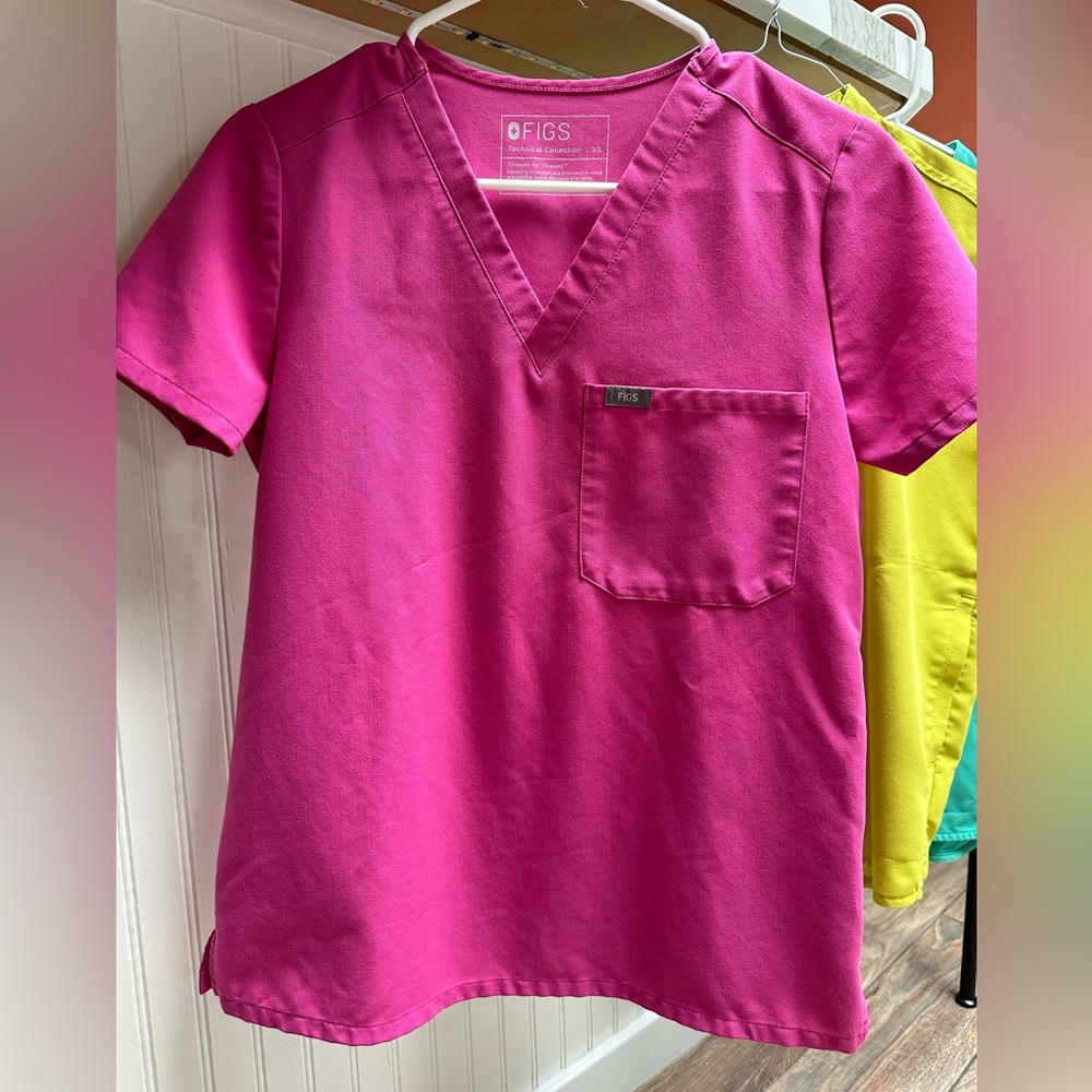 Figs Catarina Electric Orchid One-Pocket Scrub Top